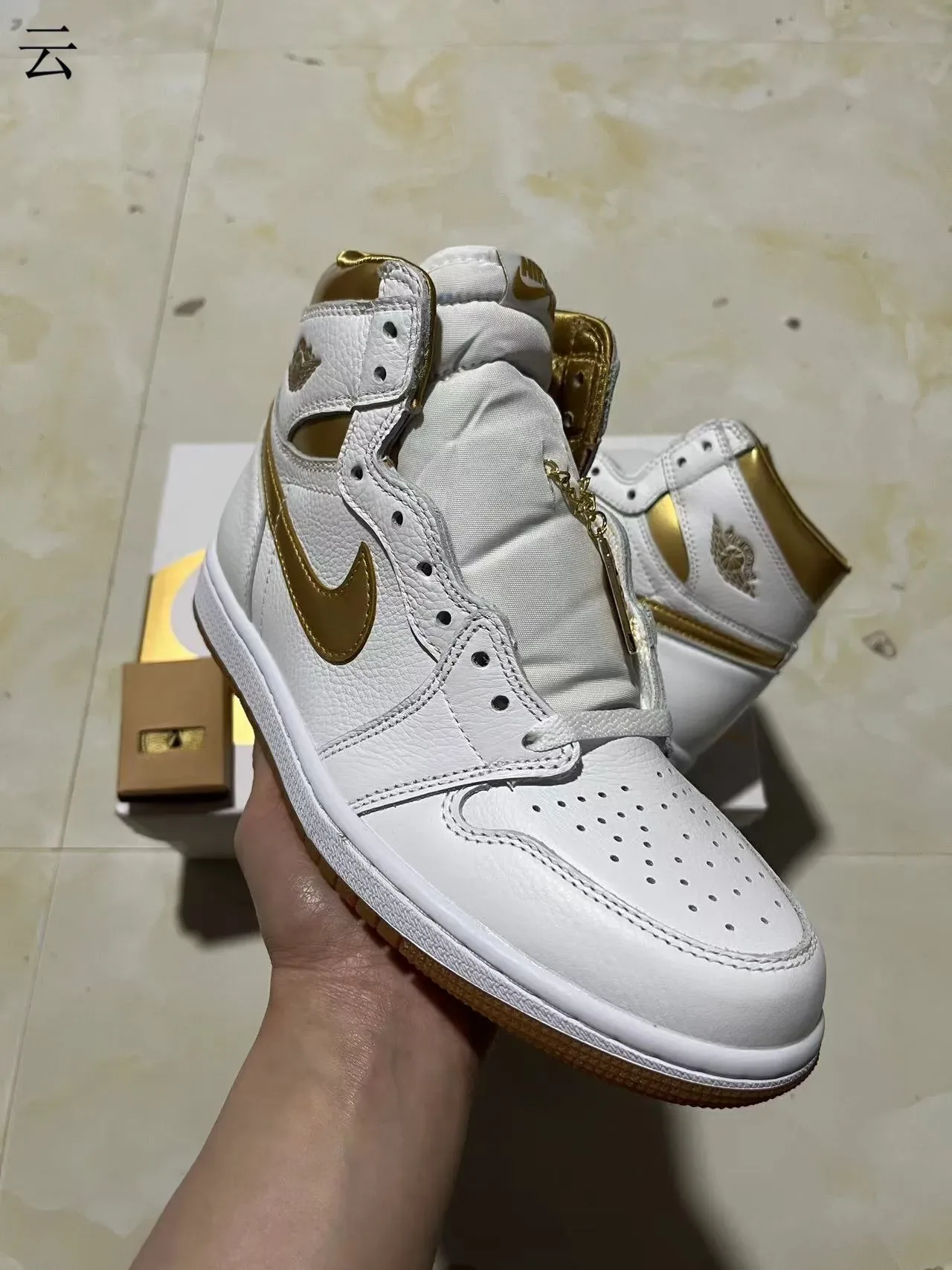 Air Jordan 1 High White Metallic Gold Basketball Shoes 2