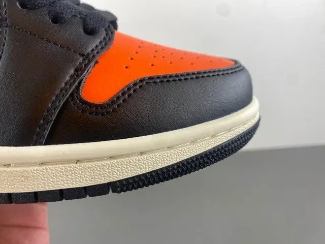 Baskets lifestyle Air Jordan 1 Low noir blanc orange 2