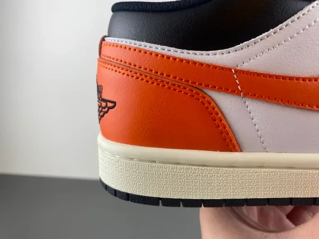 Baskets lifestyle Air Jordan 1 Low noir blanc orange 3