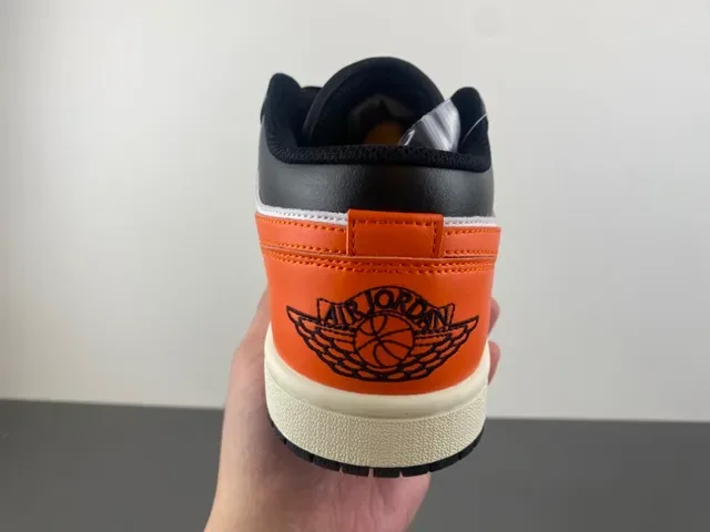 Baskets lifestyle Air Jordan 1 Low noir blanc orange 4