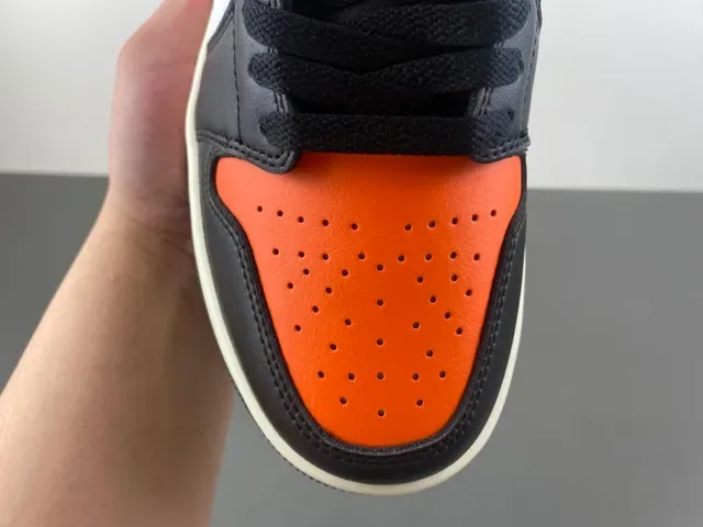 Baskets lifestyle Air Jordan 1 Low noir blanc orange 5