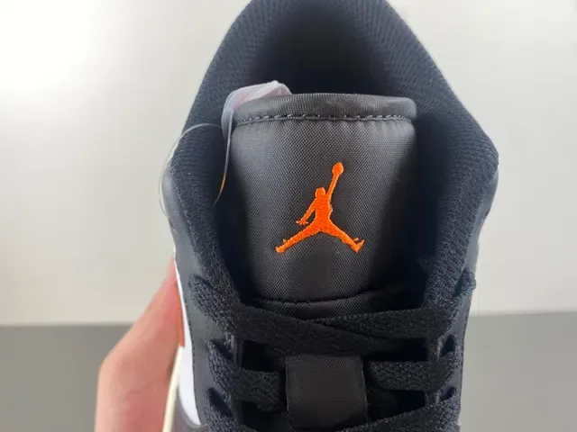 Baskets lifestyle Air Jordan 1 Low noir blanc orange 6