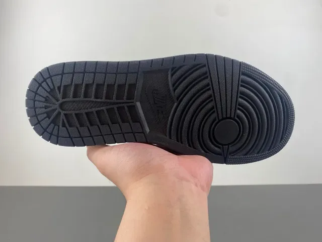 Baskets lifestyle Air Jordan 1 Low noir blanc orange 9