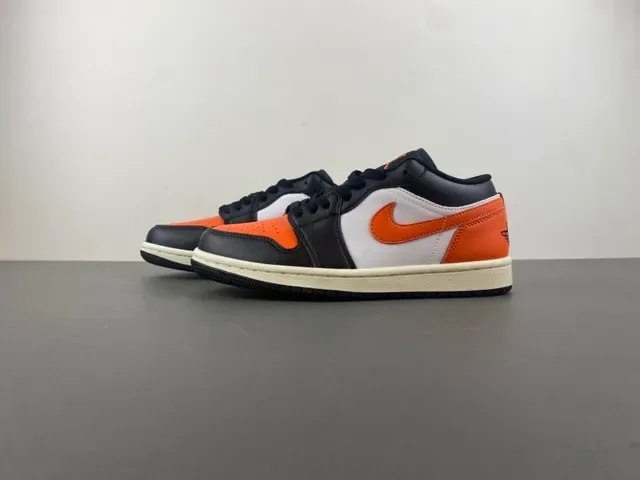 Baskets lifestyle Air Jordan 1 Low noir blanc orange 10
