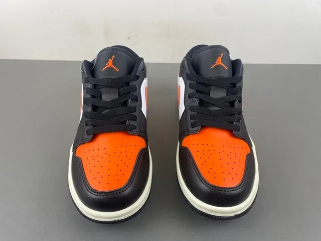 Baskets lifestyle Air Jordan 1 Low noir blanc orange 11