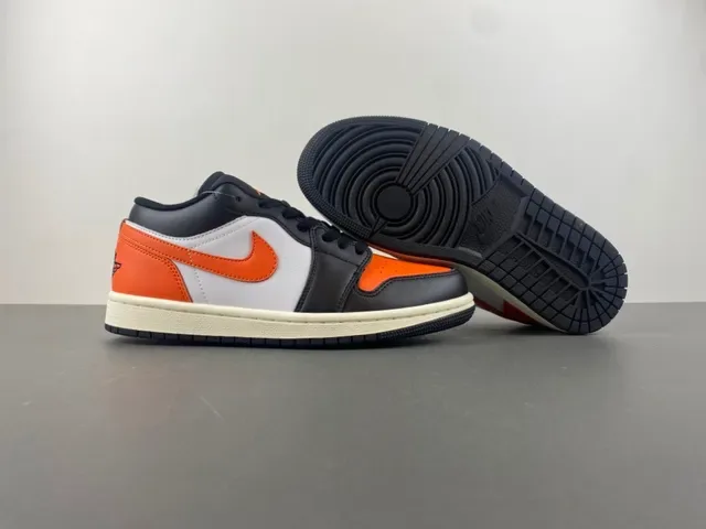 Baskets lifestyle Air Jordan 1 Low noir blanc orange 12
