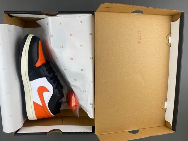 Baskets lifestyle Air Jordan 1 Low noir blanc orange 14