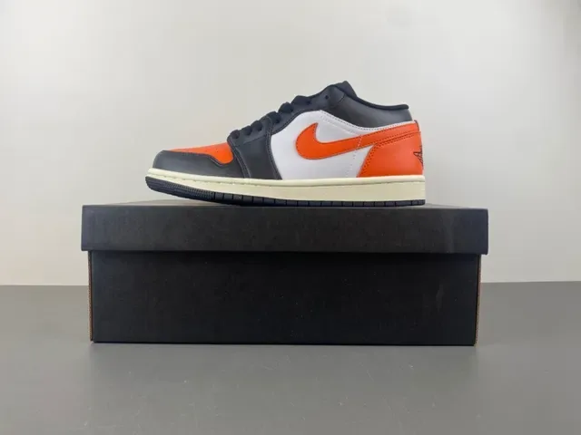 Baskets lifestyle Air Jordan 1 Low noir blanc orange 15