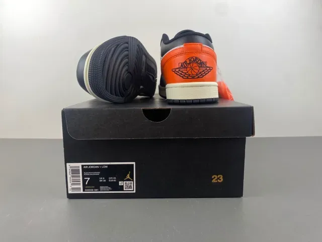 Baskets lifestyle Air Jordan 1 Low noir blanc orange 16