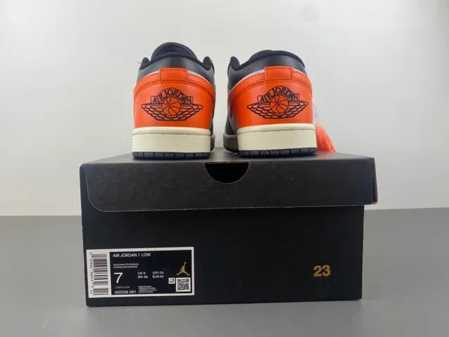 Baskets lifestyle Air Jordan 1 Low noir blanc orange 17