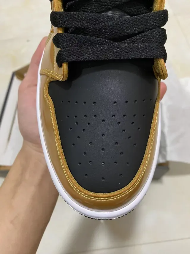Air Jordan 1 Metallic Gold and Black Basketball Shoes 3