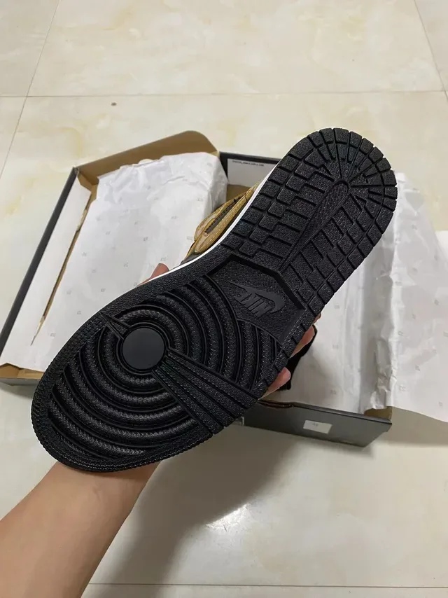 Air Jordan 1 Metallic Gold and Black Basketball Shoes 5