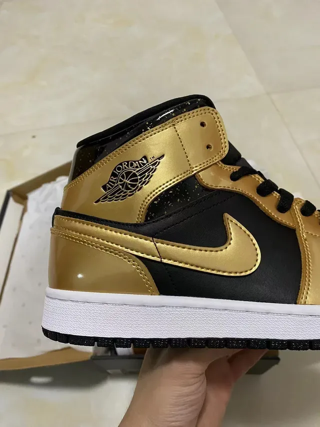 Air Jordan 1 Metallic Gold and Black Basketball Shoes 7