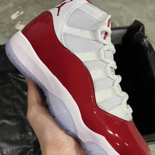 Air Jordan 11 红白高帮漆皮篮球鞋