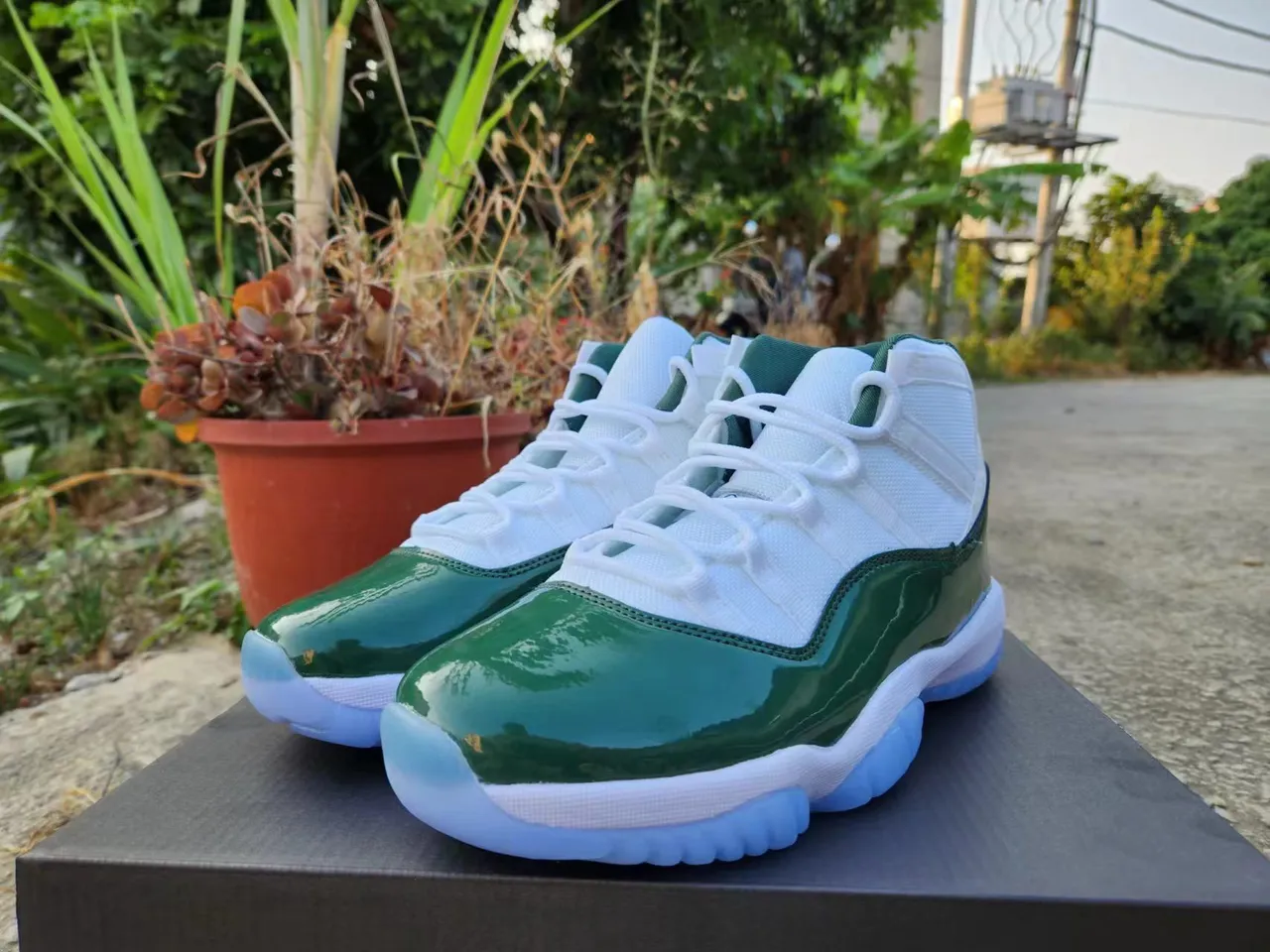 Tênis de basquete Air Jordan 11 Retro em couro envernizado verde-escuro 2