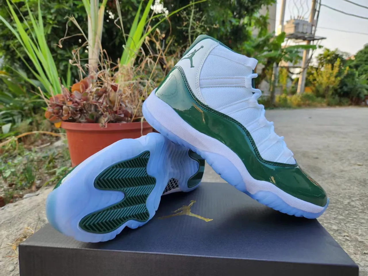Tênis de basquete Air Jordan 11 Retro em couro envernizado verde-escuro 3