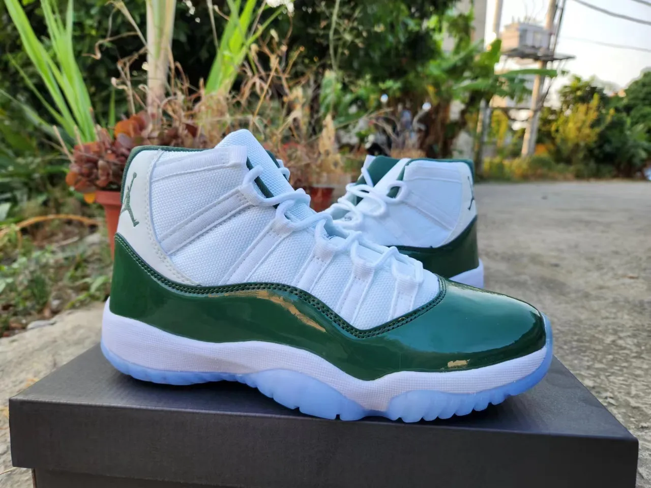Tênis de basquete Air Jordan 11 Retro em couro envernizado verde-escuro 4