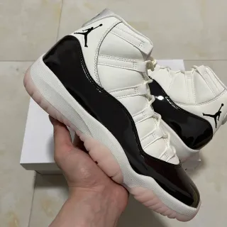 Air Jordan 11 白黑漆皮篮球鞋