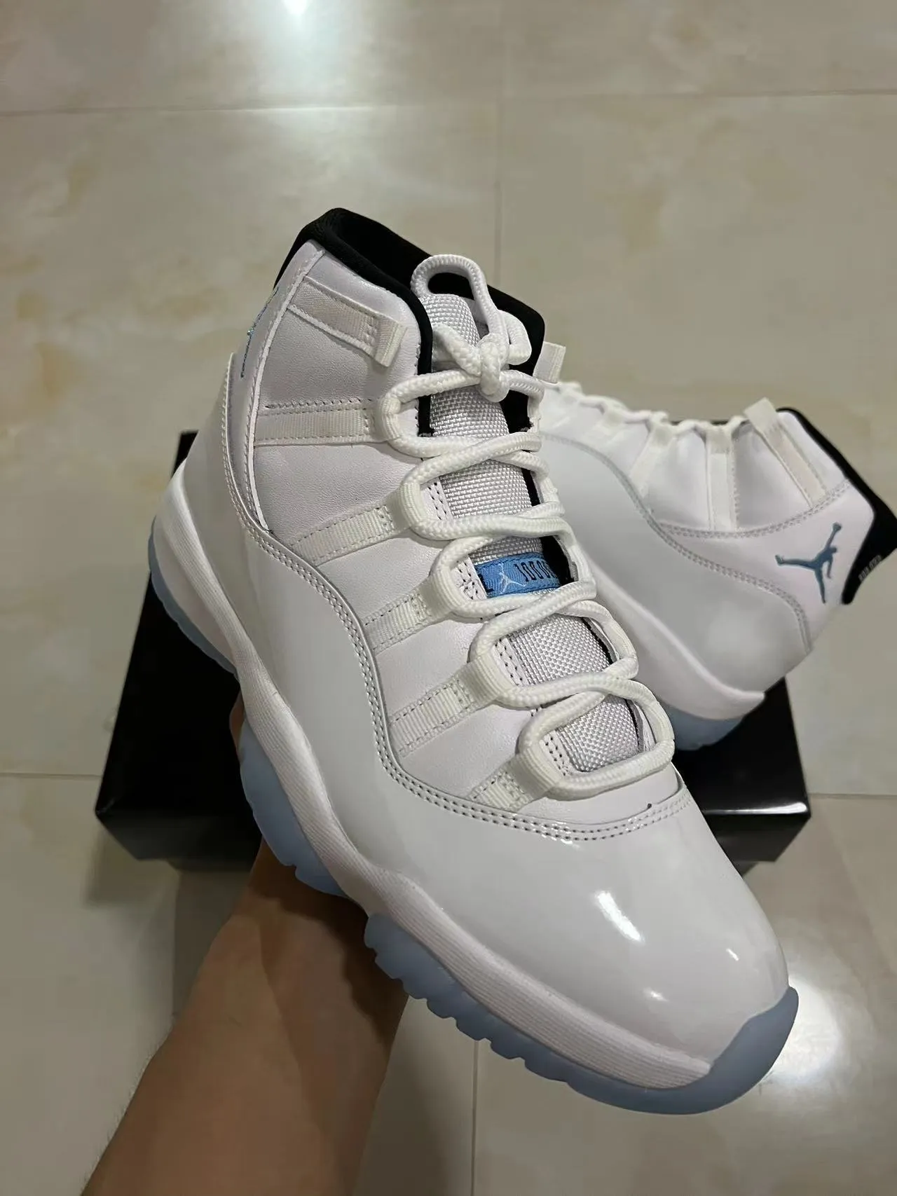 Zapatillas de baloncesto Air Jordan 11 blanco y azul claro 2