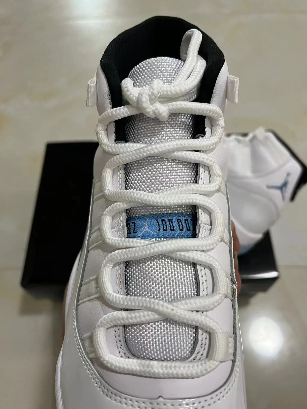 Zapatillas de baloncesto Air Jordan 11 blanco y azul claro 4
