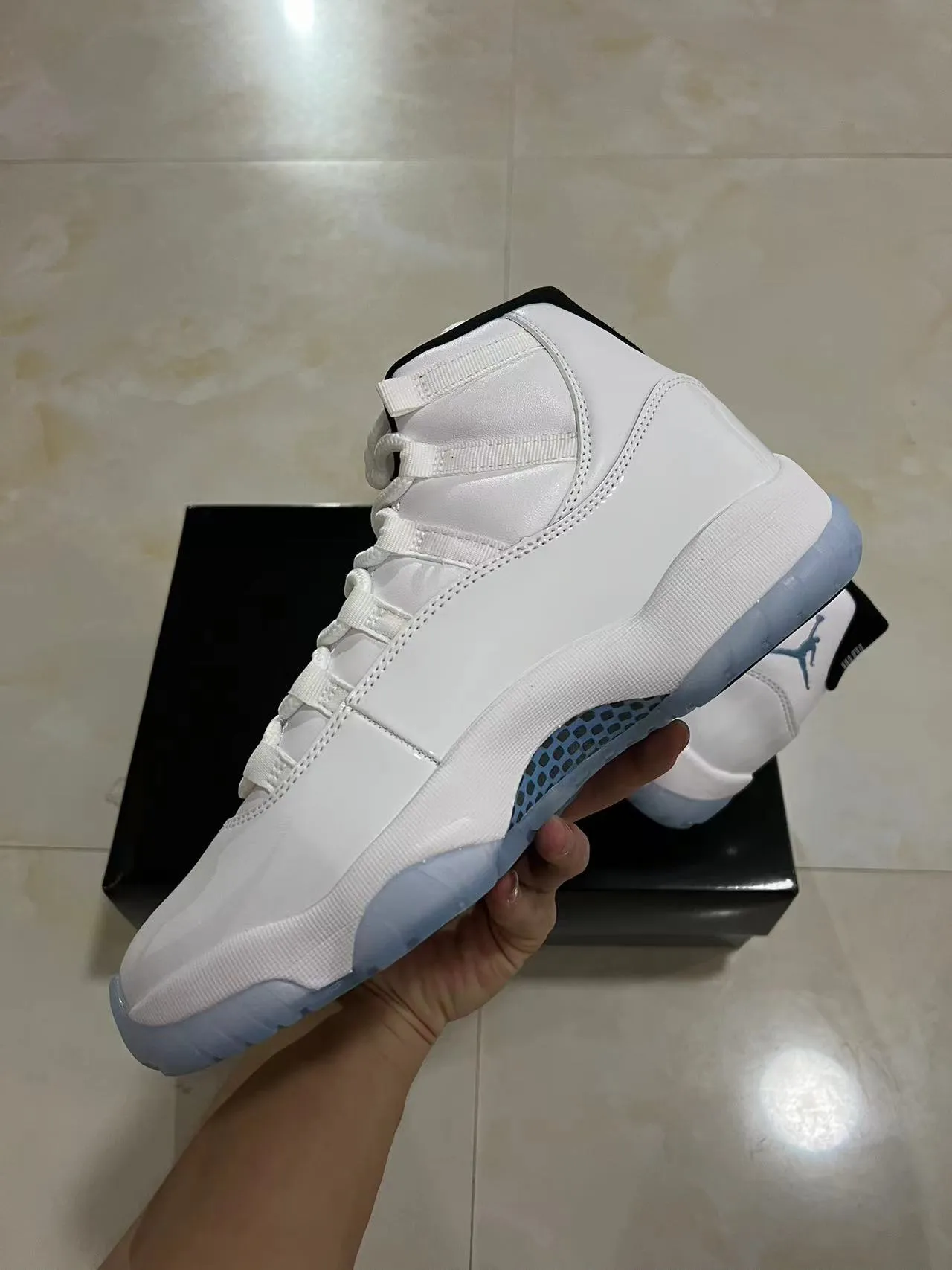 Zapatillas de baloncesto Air Jordan 11 blanco y azul claro 5