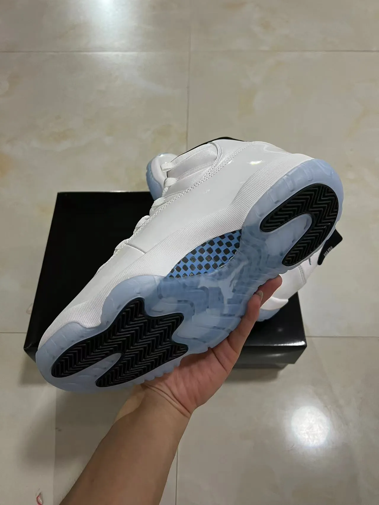 Zapatillas de baloncesto Air Jordan 11 blanco y azul claro 6