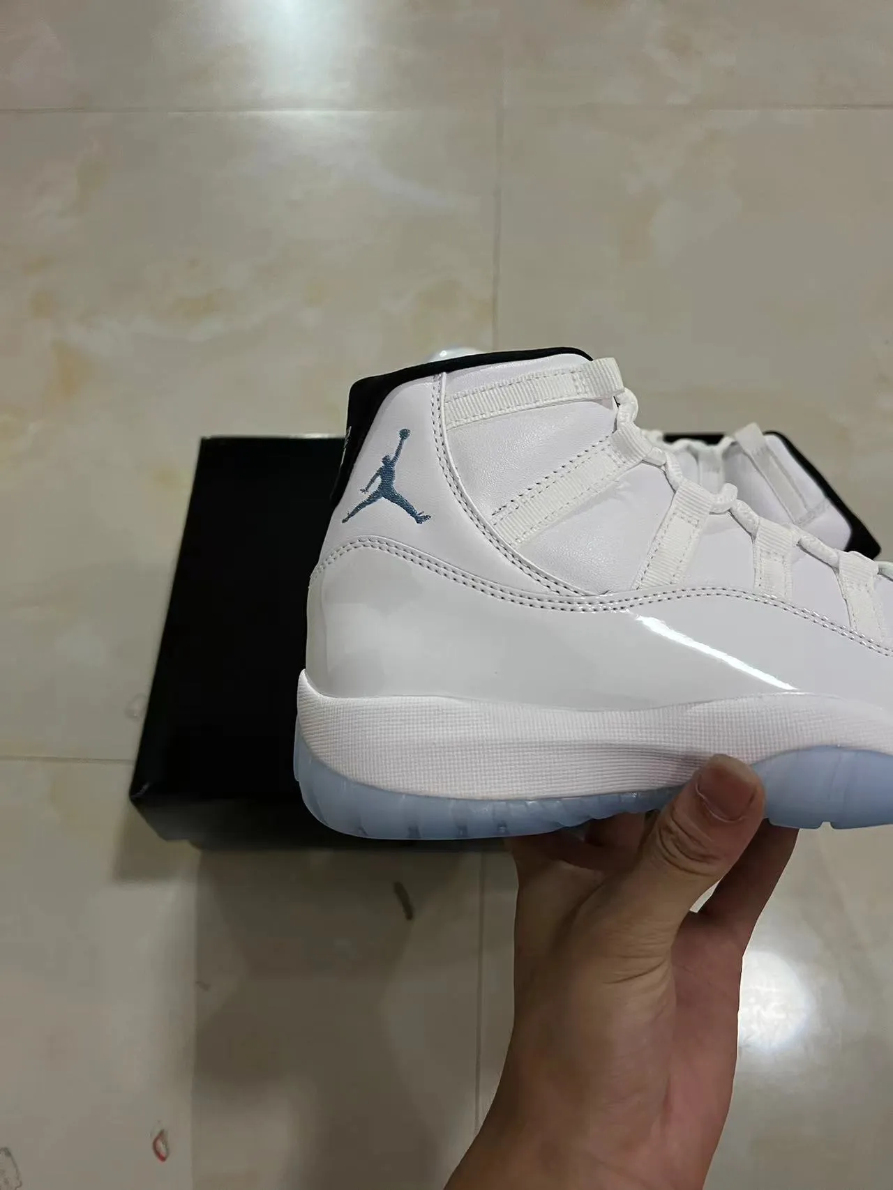 Zapatillas de baloncesto Air Jordan 11 blanco y azul claro 7