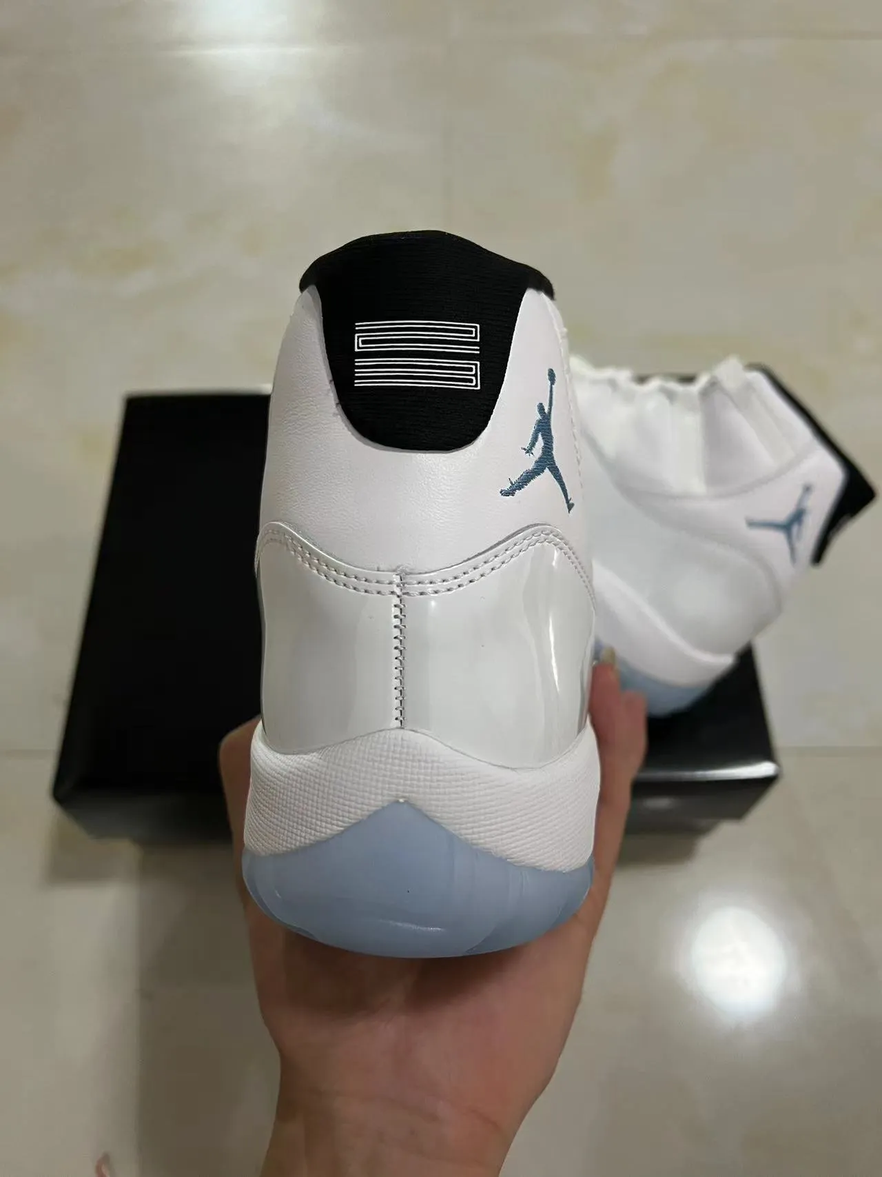 Zapatillas de baloncesto Air Jordan 11 blanco y azul claro 8