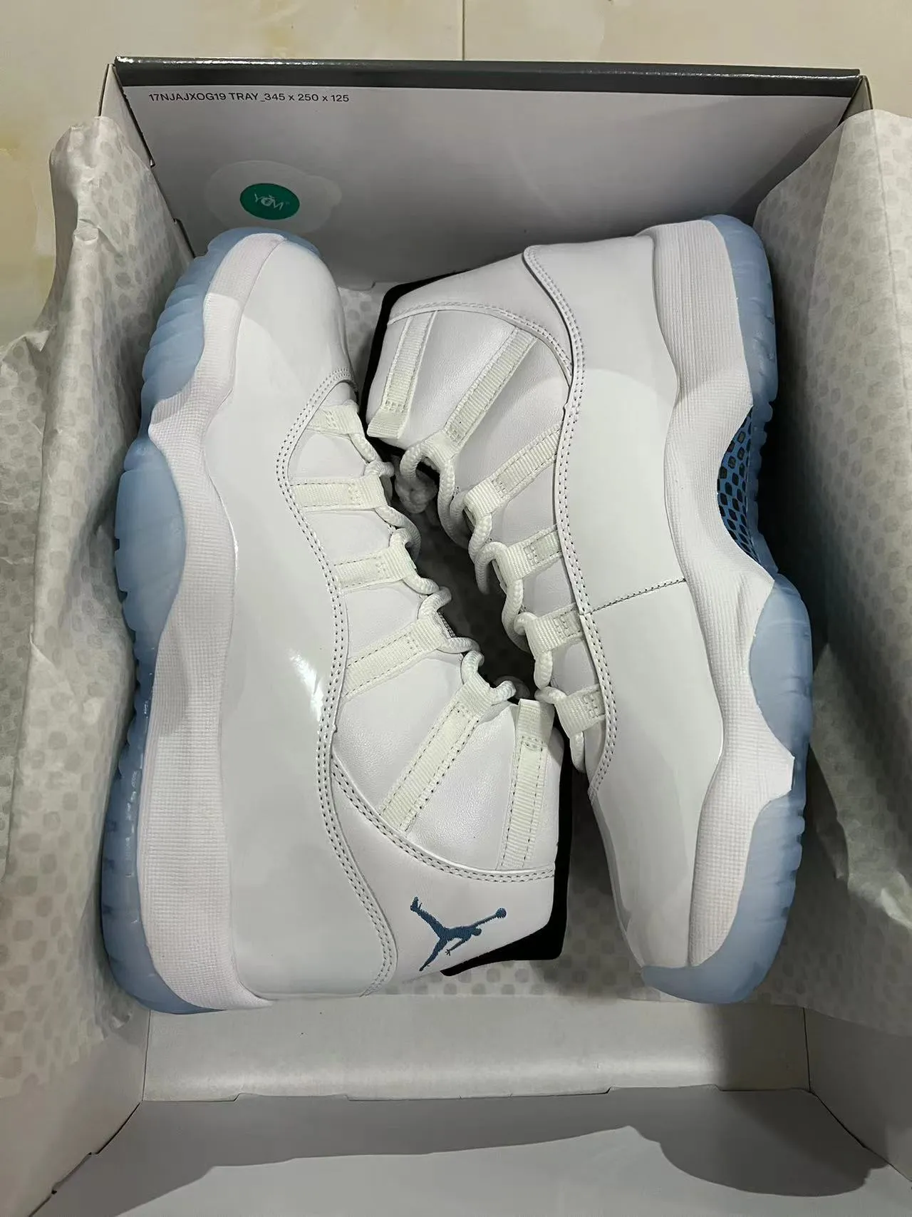 Zapatillas de baloncesto Air Jordan 11 blanco y azul claro 9