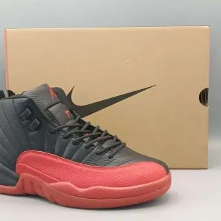 Air Jordan 12 黑色和红色篮球鞋