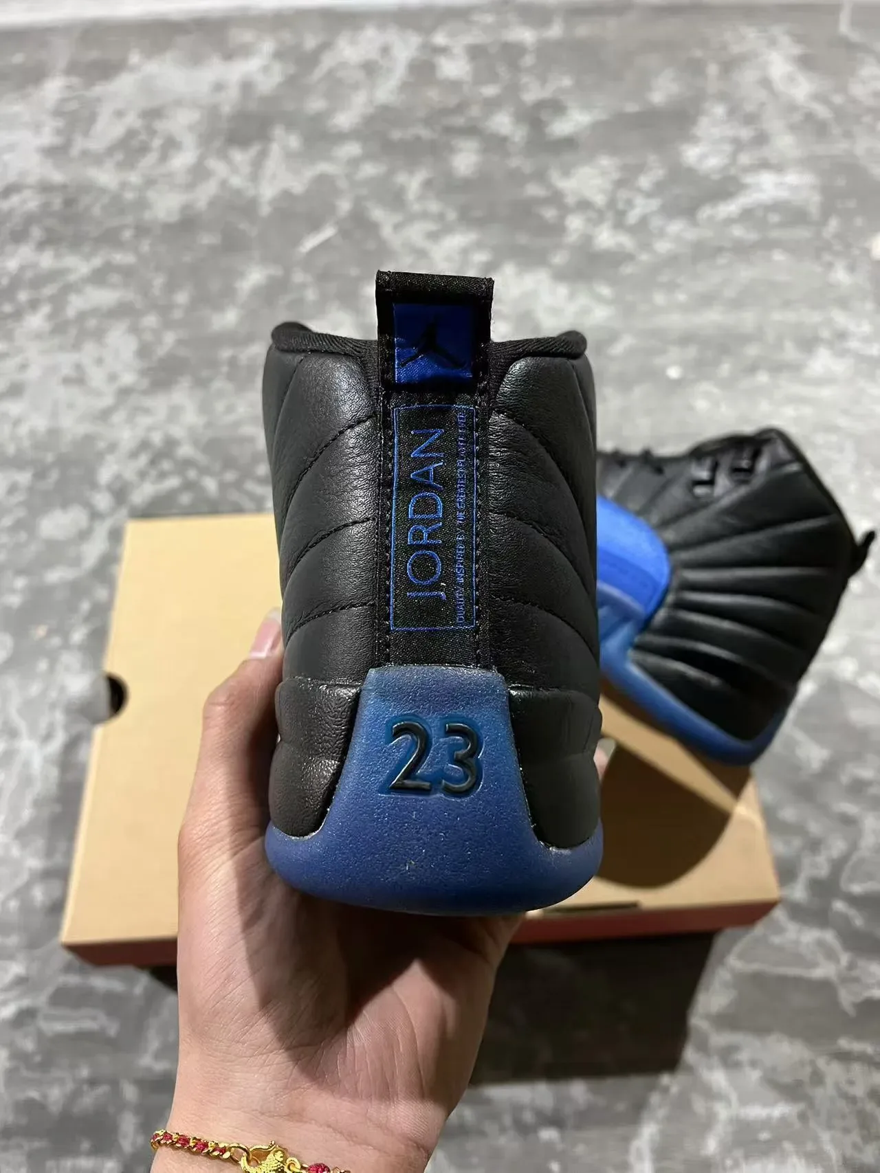 Air Jordan 12 Chaussures de Basketball Noir et Bleu Royal 4