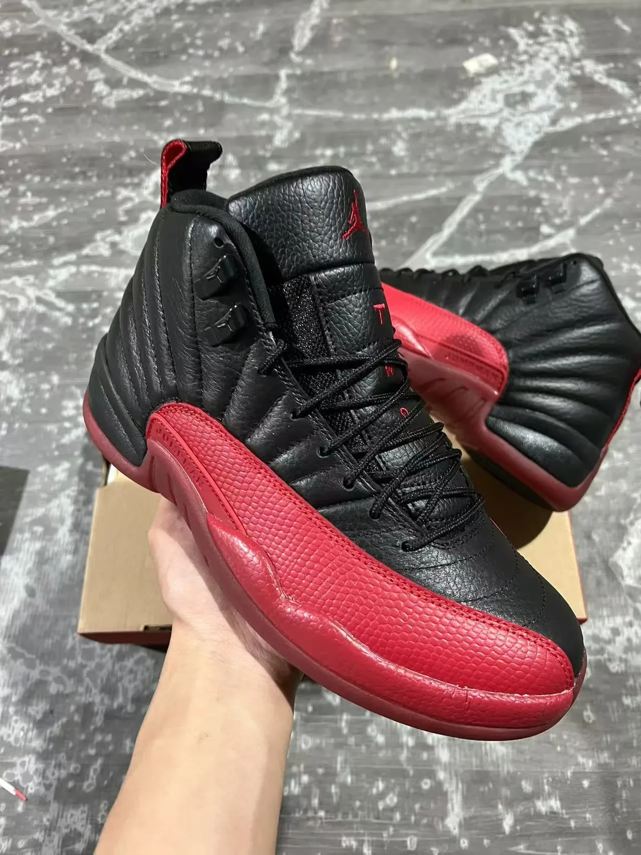 Air Jordan 12 أحذية كرة السلة جلد أسود أحمر مقلم 2
