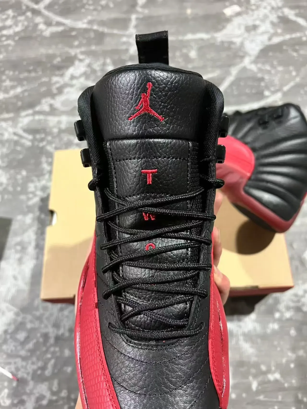 Air Jordan 12 أحذية كرة السلة جلد أسود أحمر مقلم 4