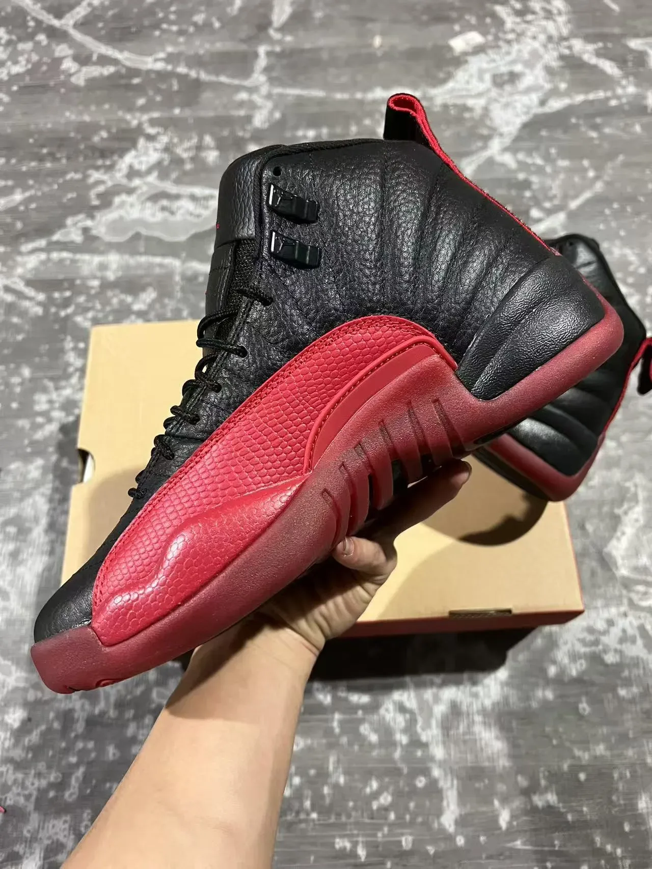 Air Jordan 12 أحذية كرة السلة جلد أسود أحمر مقلم 5