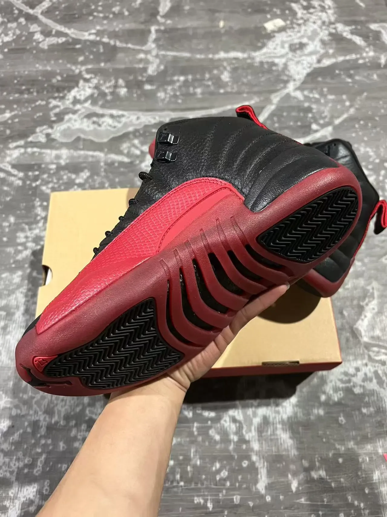 Air Jordan 12 أحذية كرة السلة جلد أسود أحمر مقلم 6