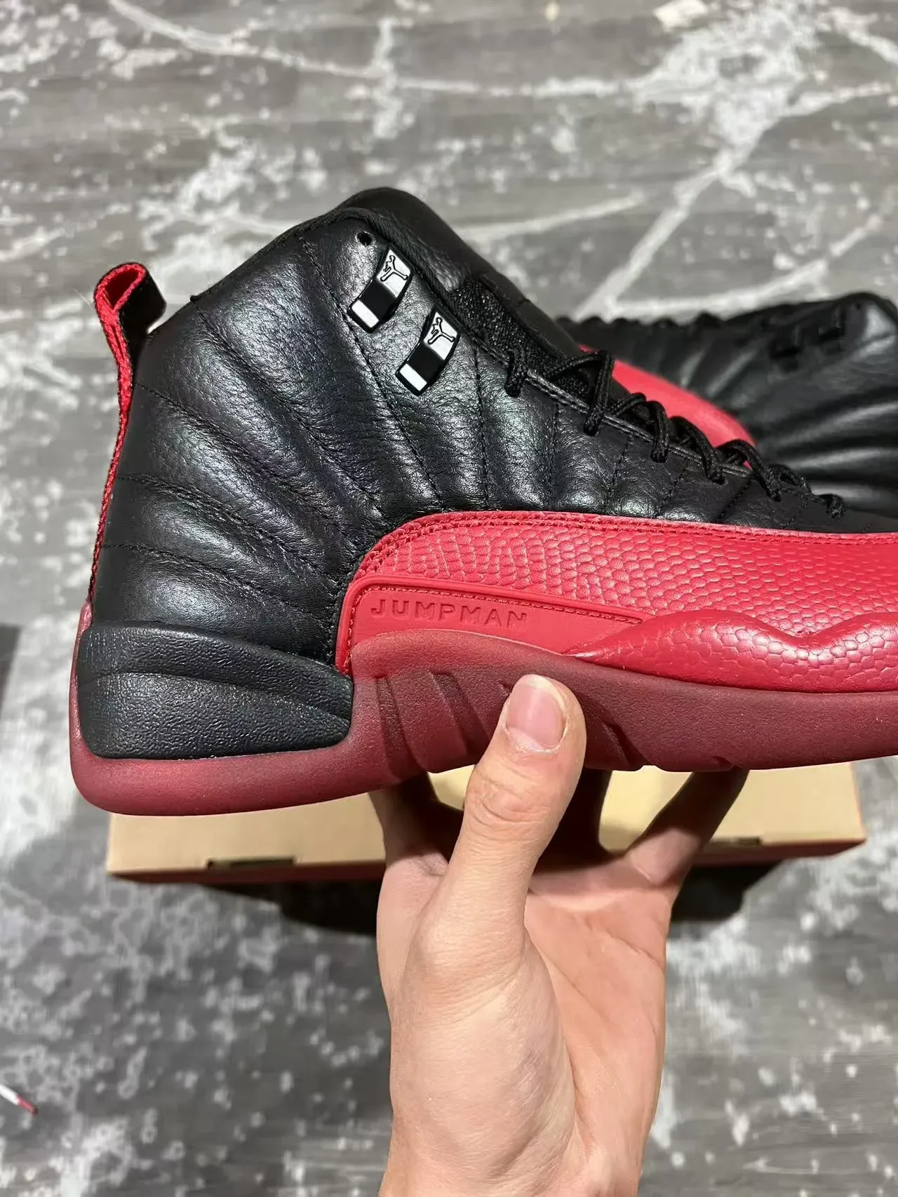 Air Jordan 12 أحذية كرة السلة جلد أسود أحمر مقلم 7