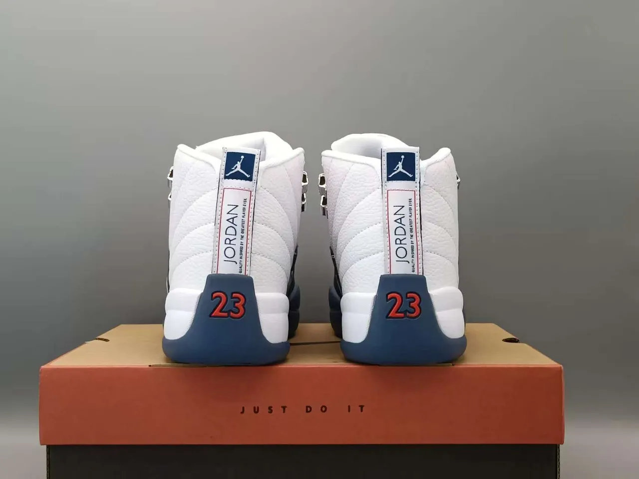 حذاء كرة السلة Air Jordan 12 أبيض وكحلي 2