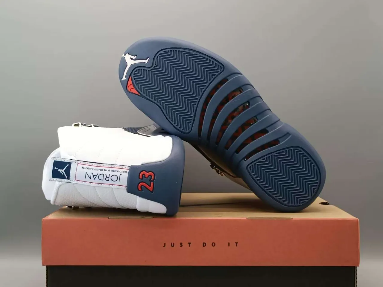 حذاء كرة السلة Air Jordan 12 أبيض وكحلي 3