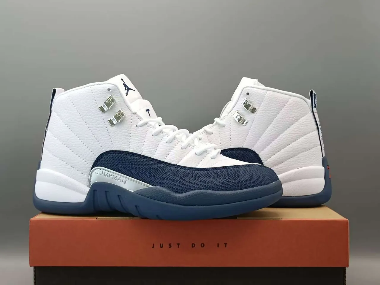 حذاء كرة السلة Air Jordan 12 أبيض وكحلي 4