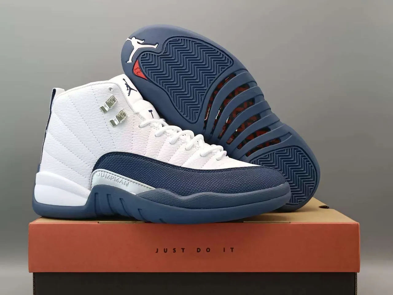 حذاء كرة السلة Air Jordan 12 أبيض وكحلي 5