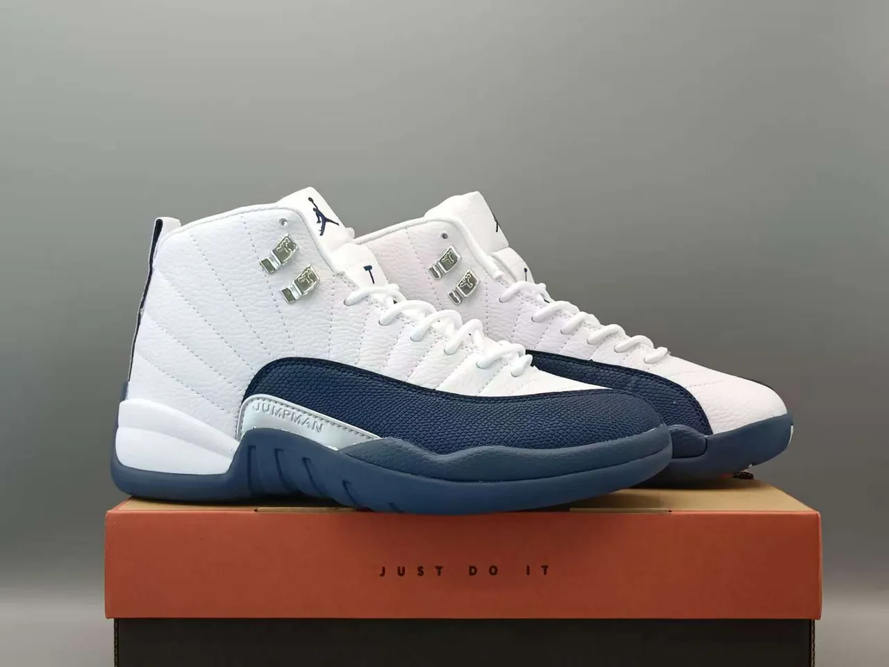 حذاء كرة السلة Air Jordan 12 أبيض وكحلي 6