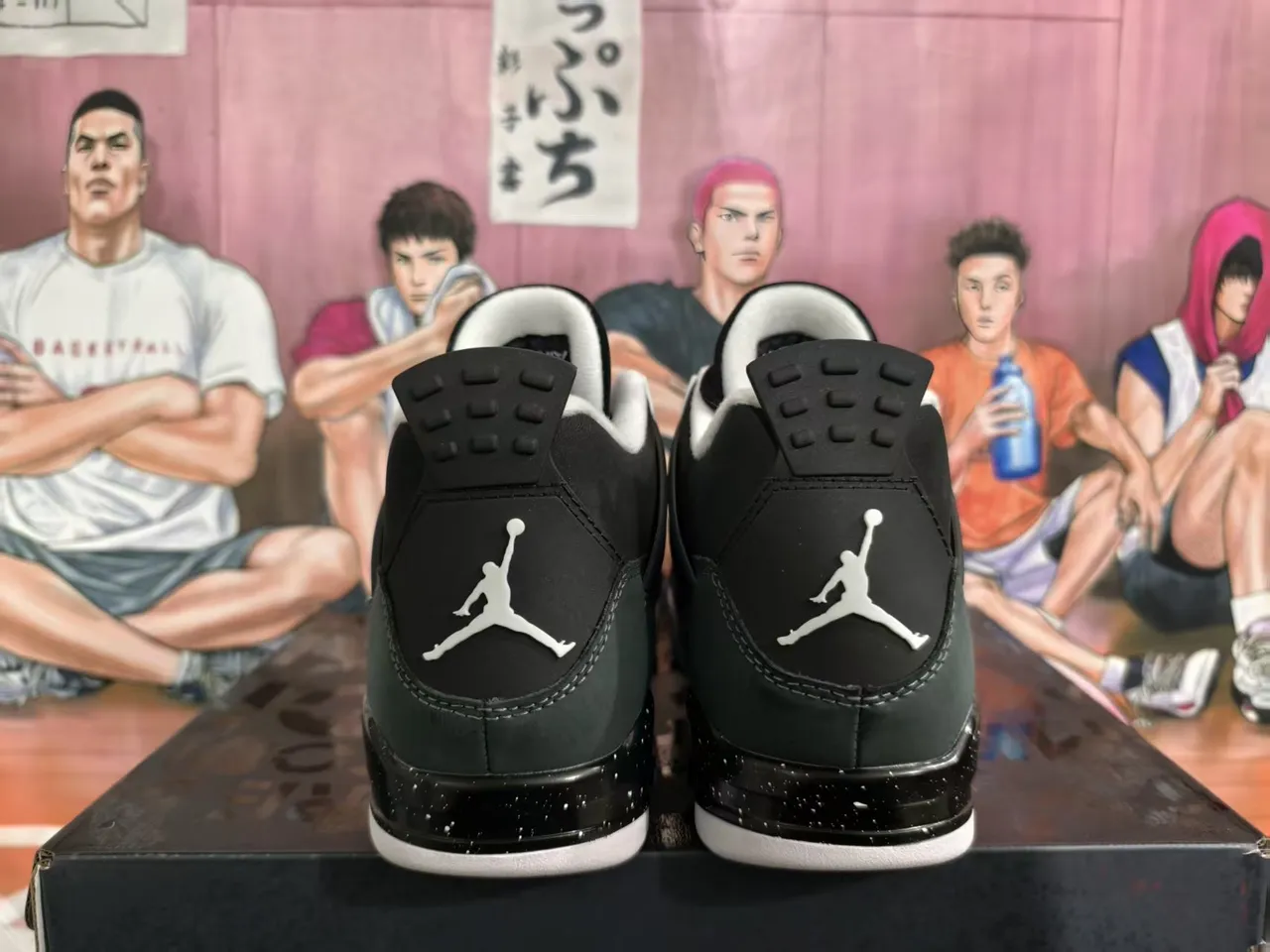 Chaussures de basketball Air Jordan 4 noir et gris avec talon moucheté 2