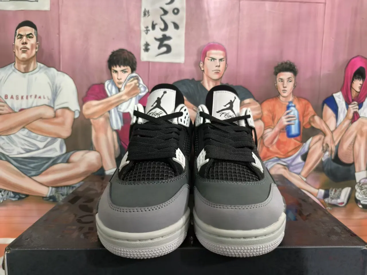 Chaussures de basketball Air Jordan 4 noir et gris avec talon moucheté 3