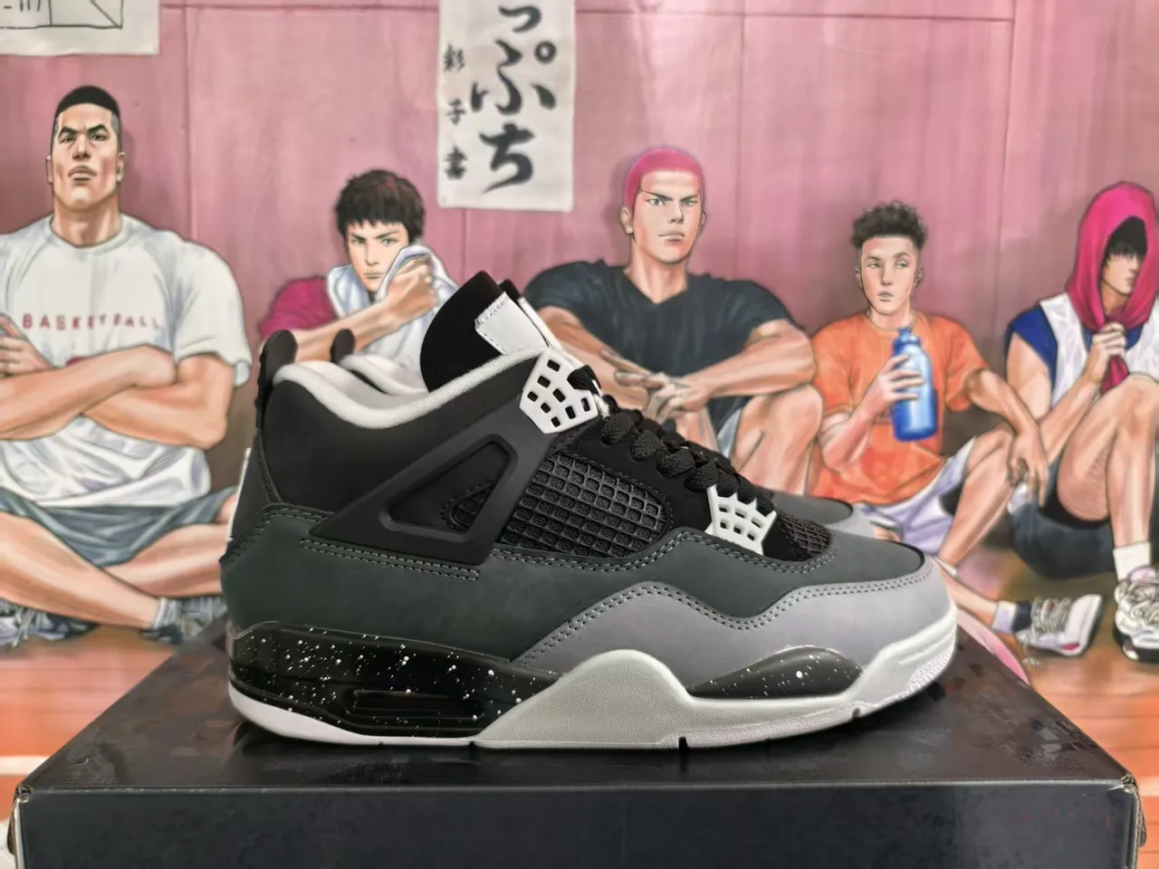 Chaussures de basketball Air Jordan 4 noir et gris avec talon moucheté 4