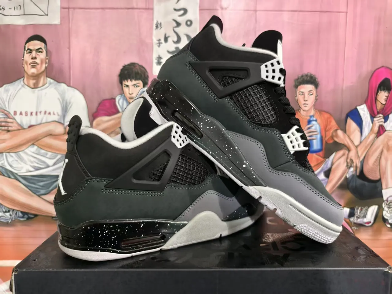Chaussures de basketball Air Jordan 4 noir et gris avec talon moucheté 5