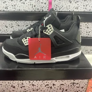Air Jordan 4 黑白银篮球鞋