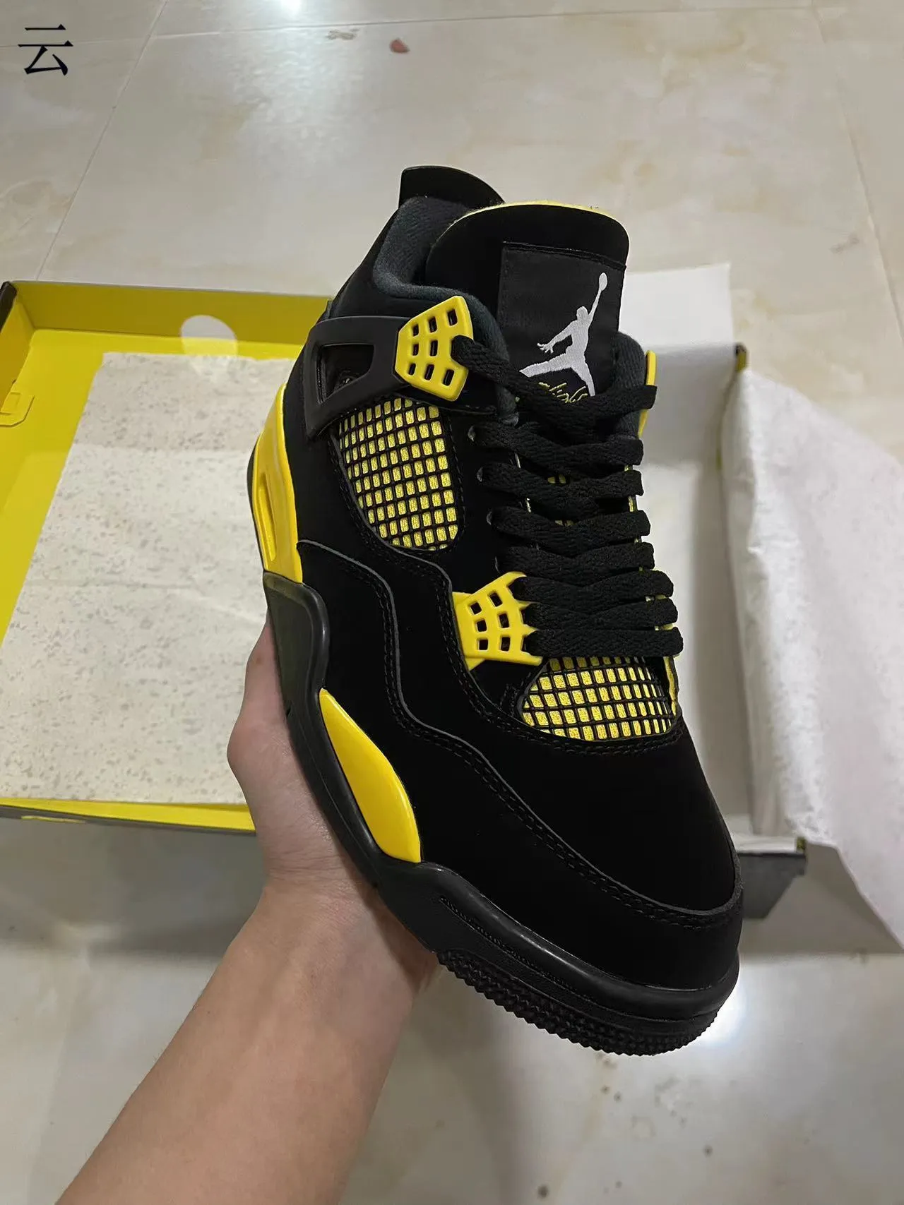 Zapatillas de baloncesto Air Jordan 4 negro y amarillo 2