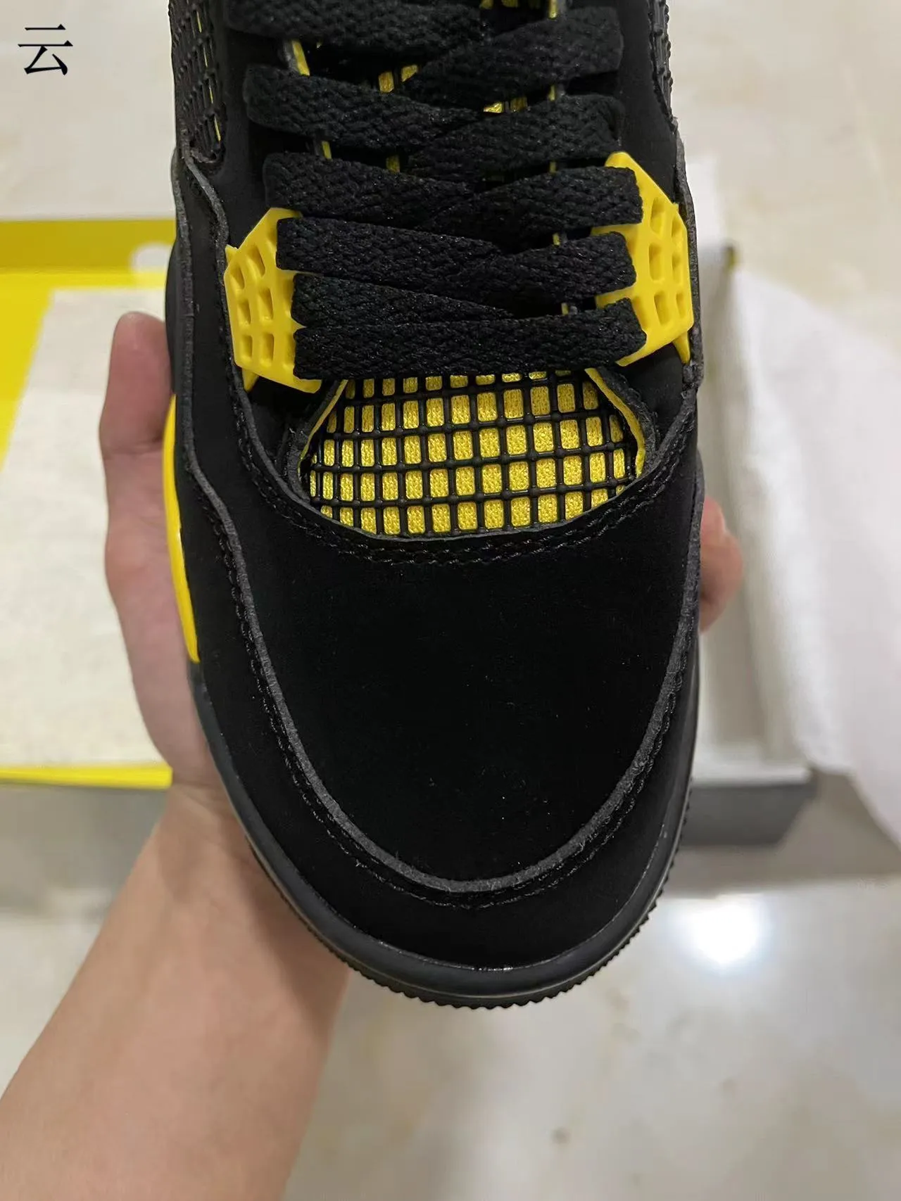Zapatillas de baloncesto Air Jordan 4 negro y amarillo 3