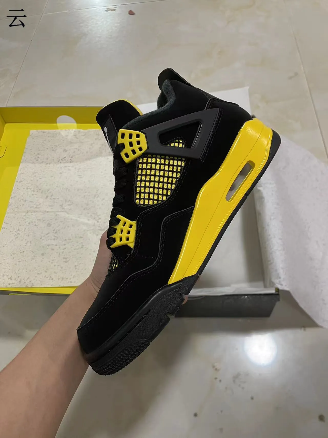 Zapatillas de baloncesto Air Jordan 4 negro y amarillo 4