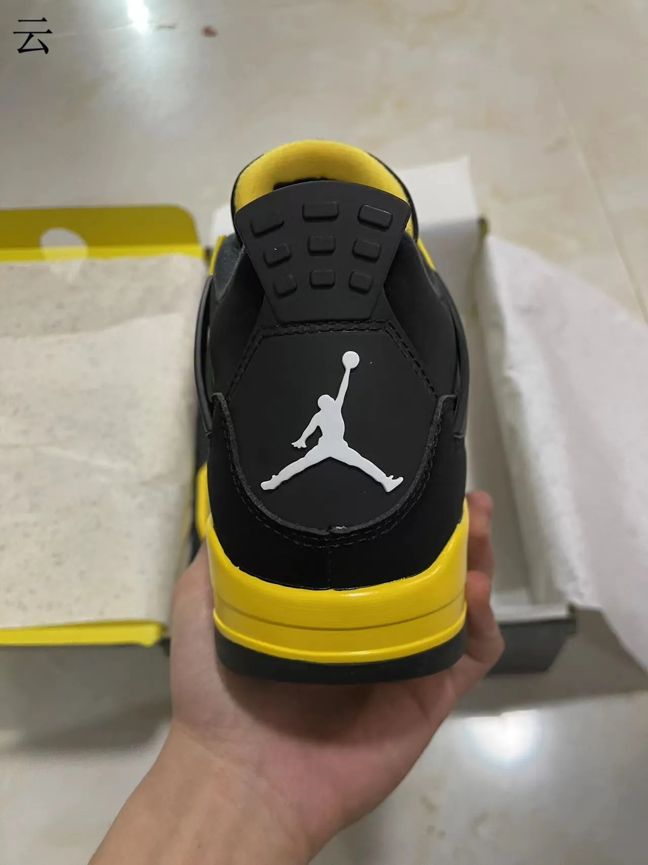 Zapatillas de baloncesto Air Jordan 4 negro y amarillo 6